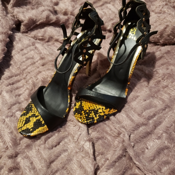 Heels with snake skin design - Picture 3 of 4